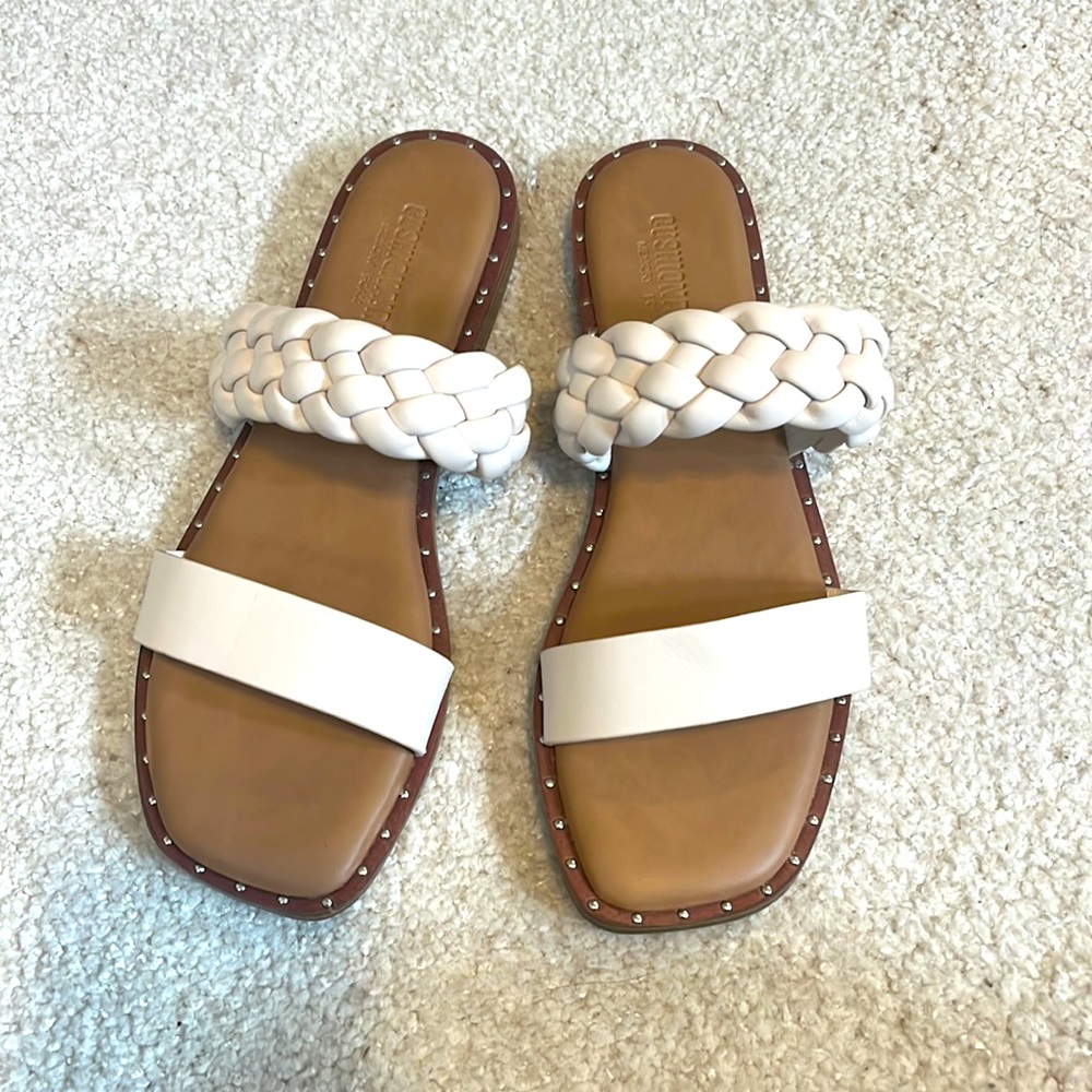 Cushionaire Slip on Sandals. Size 7.5